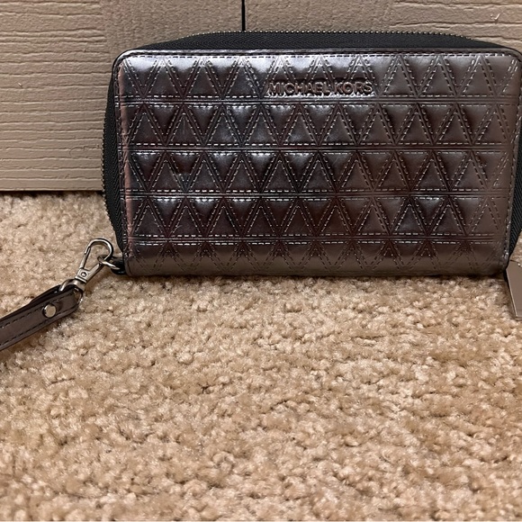 Metallic silver Michael’s Kors tote with large wallet - Picture 4 of 6